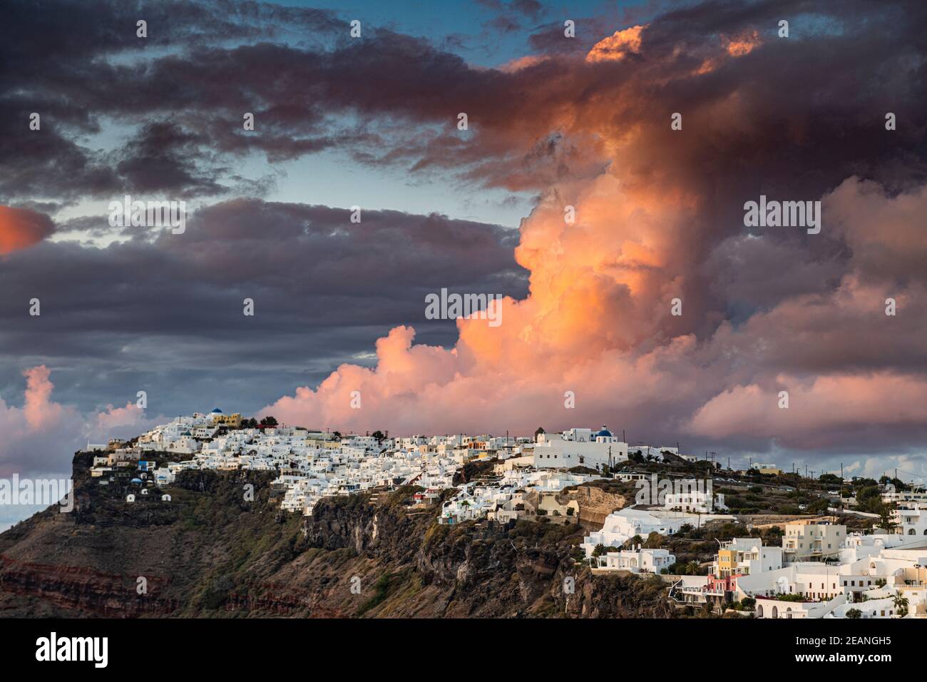 Weiß getünchte Häuser auf der Caldera bei Sonnenuntergang, Fira, Santorini, Kykladen, griechische Inseln, Griechenland, Europa Stockfoto