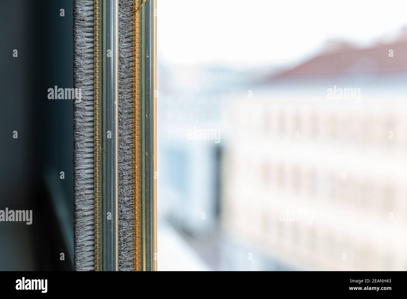 Bürstendichtung für Schiebefenster Nahaufnahme mit Textraum Stockfoto