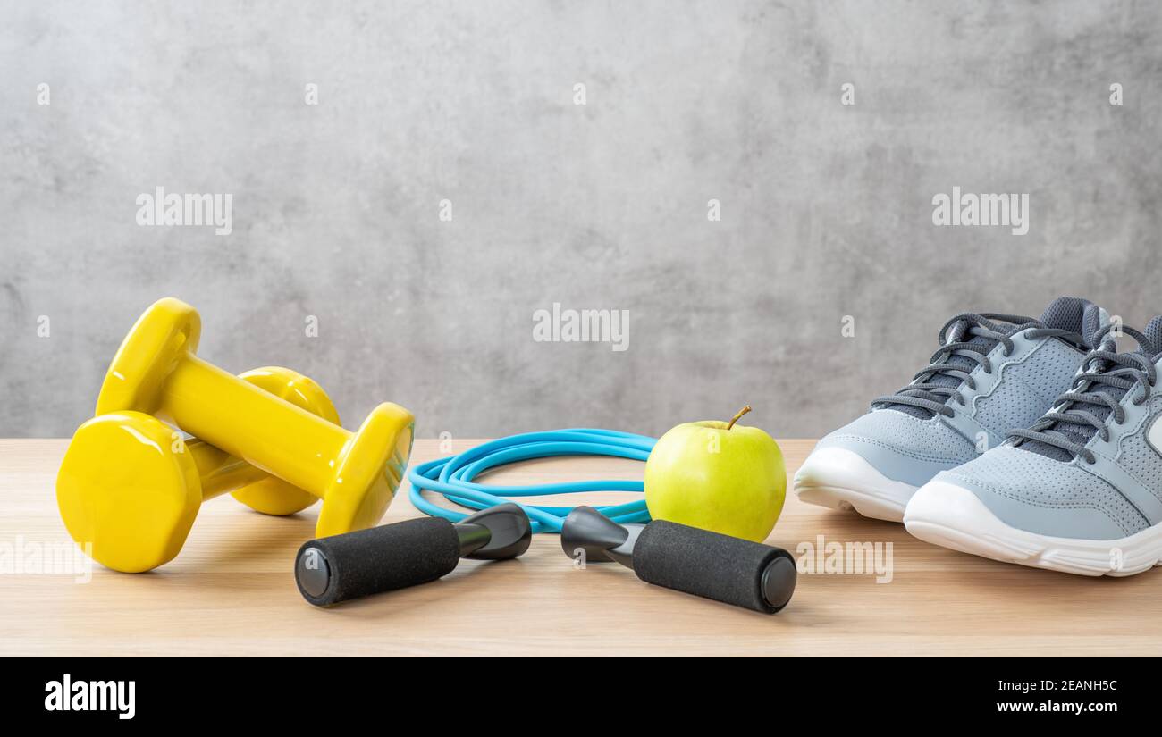 Sport- und Fitnessgeräte mit Copyspace Stockfoto