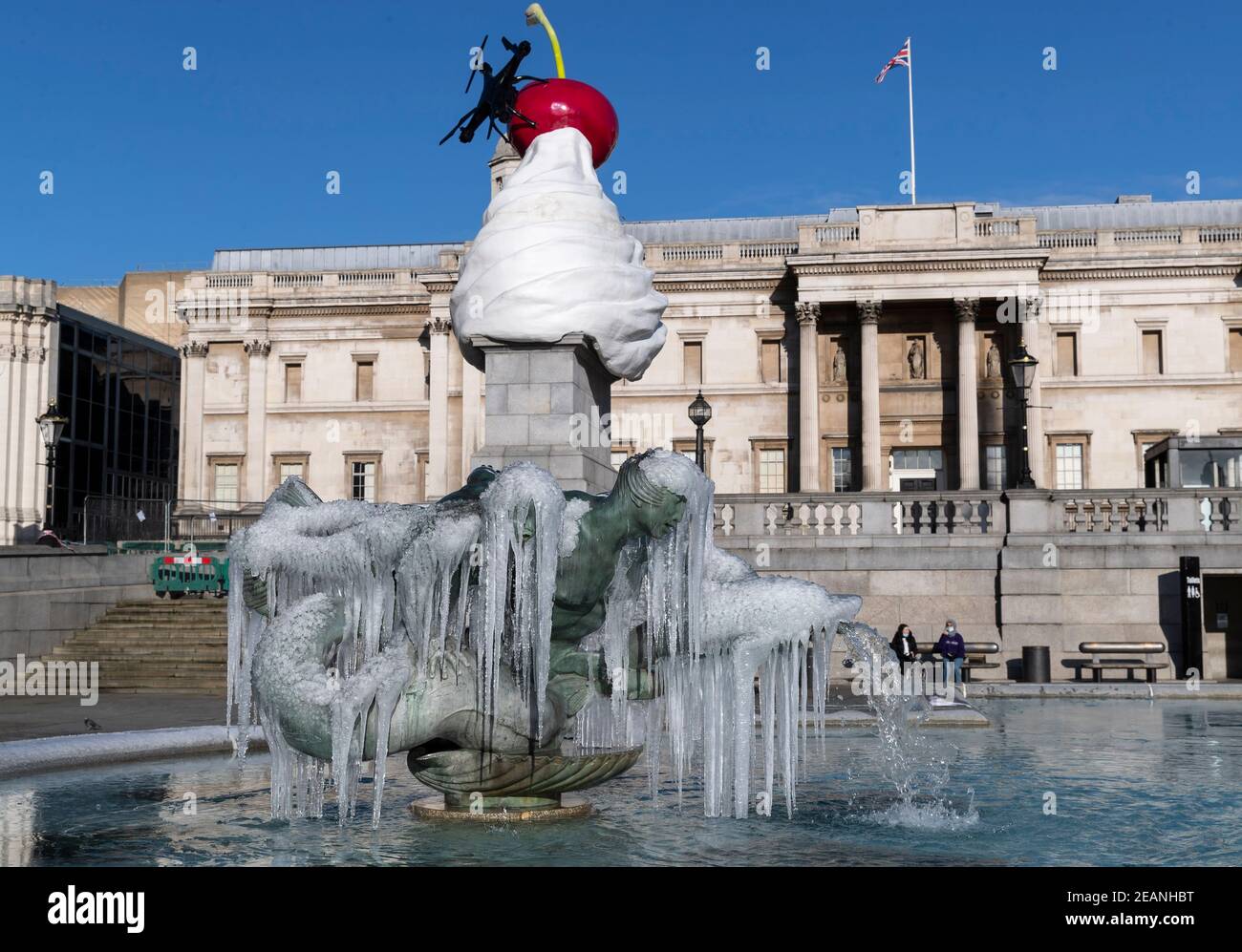 London, Großbritannien. Februar 2021, 10th. Das am 10. Februar 2021 aufgenommene Foto zeigt Eiszapfen um Skulpturen am Brunnen am Trafalgar Square in London, Großbritannien. Storm Darcy hat in London seit mehreren Tagen Schnee gebracht. Quelle: Han Yan/Xinhua/Alamy Live News Stockfoto