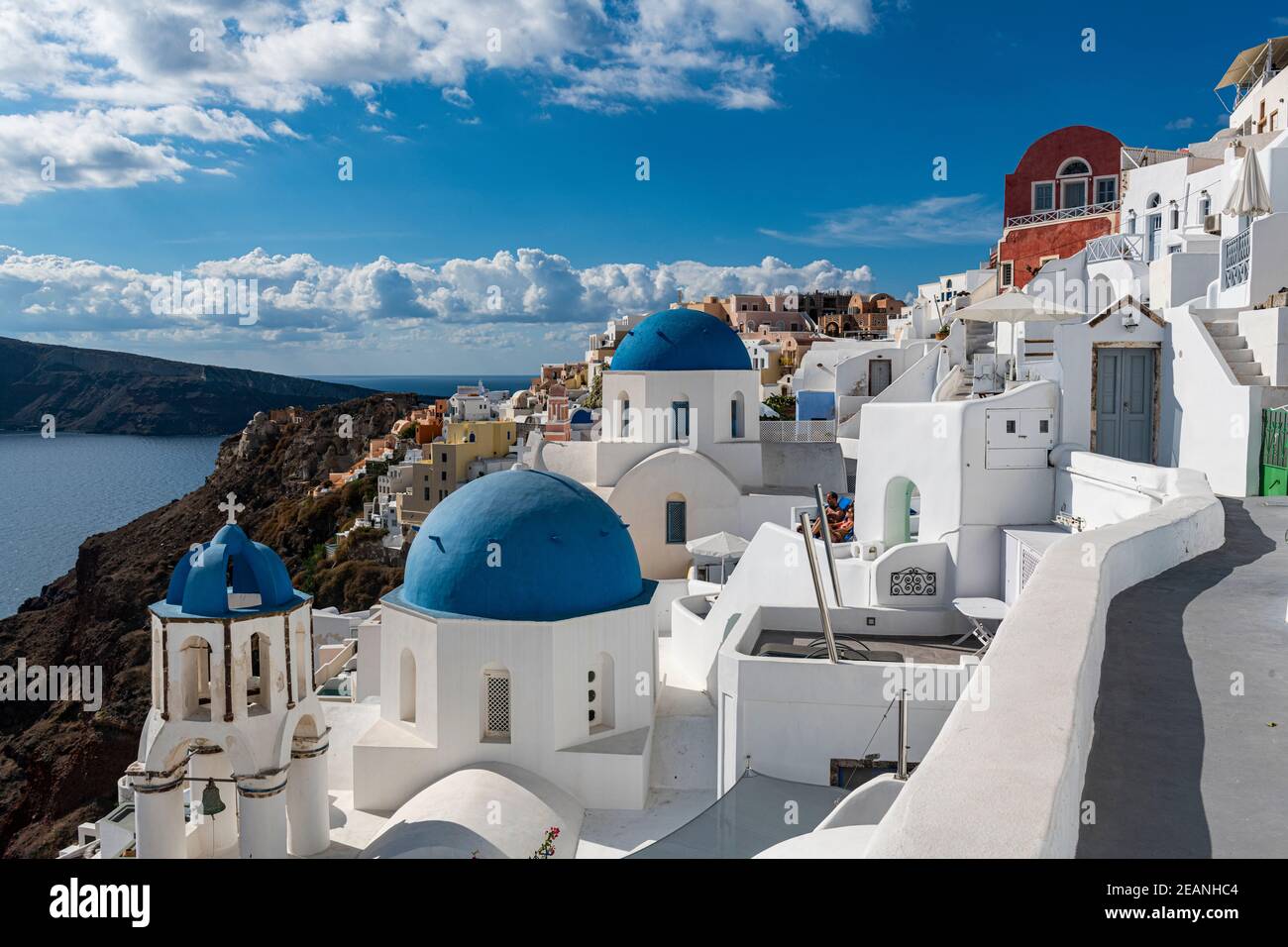 Weißgetünchte Kirche, Oia, Santorini, Kykladen, griechische Inseln, Griechenland, Europa Stockfoto