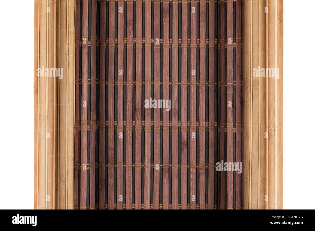 Zwei Bambusmatte verdreht in Form von Manuskript isoliert Auf weißem Hintergrund Stockfoto
