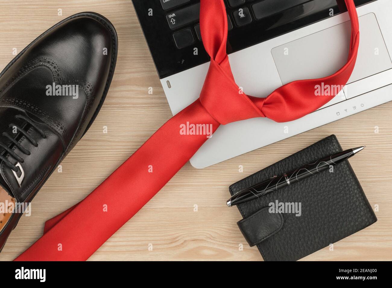 Mode und Business, Notizbuch, Schuhe und Krawatte auf einem Holztisch als Hintergrund Stockfoto