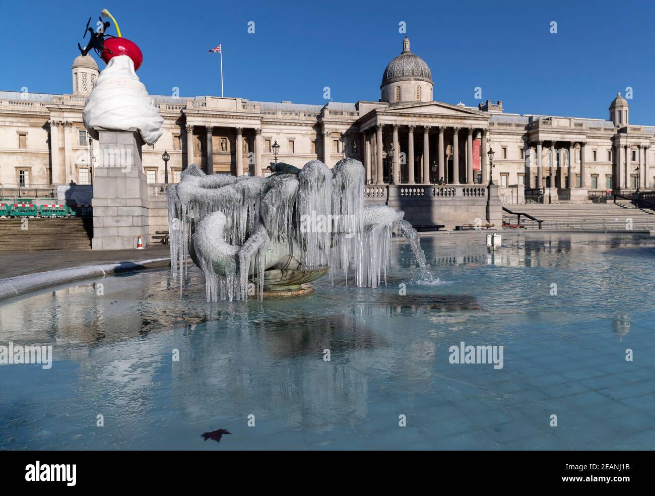 London, Großbritannien. Februar 2021, 10th. Das am 10. Februar 2021 aufgenommene Foto zeigt Eiszapfen um Skulpturen am Brunnen am Trafalgar Square in London, Großbritannien. Storm Darcy hat in London seit mehreren Tagen Schnee gebracht. Quelle: Han Yan/Xinhua/Alamy Live News Stockfoto