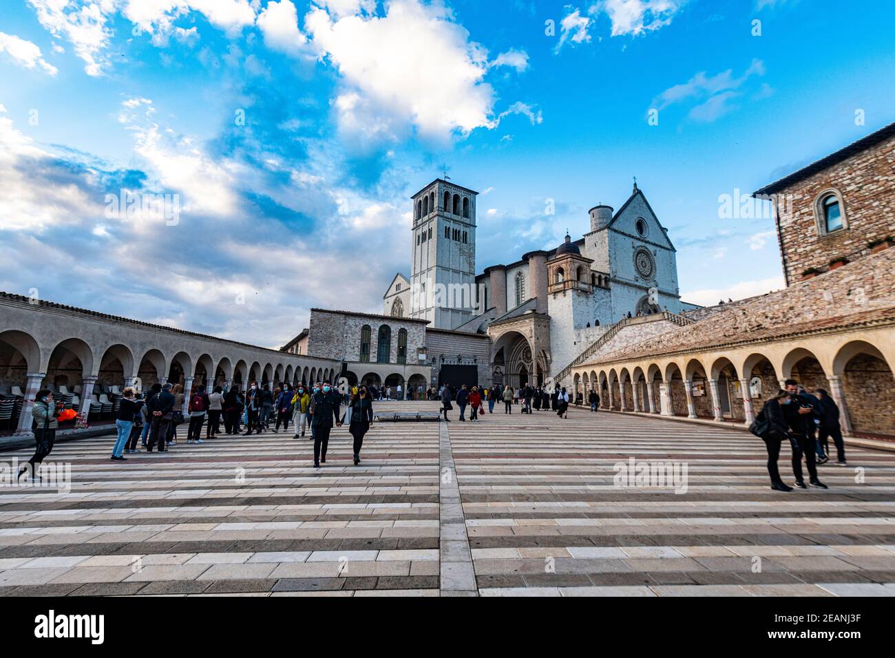 Platz vor der Basilika des Heiligen Franziskus von Assisi, UNESCO Weltkulturerbe, Assisi, Umbrien, Italien, Europa Stockfoto