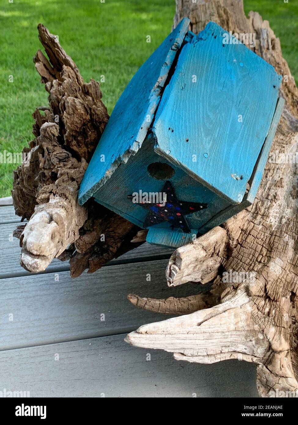 Blaue rustikale handgemachte Holz dekorativen Vogelfutterhäuschen auf der Veranda Stockfoto