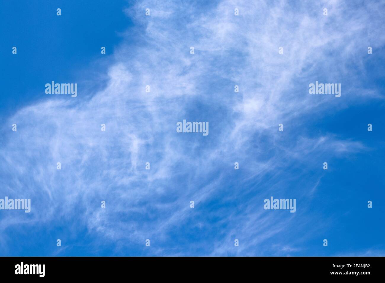 Skurrile wirbelnde Wolken in einem blauen Himmel Stockfoto