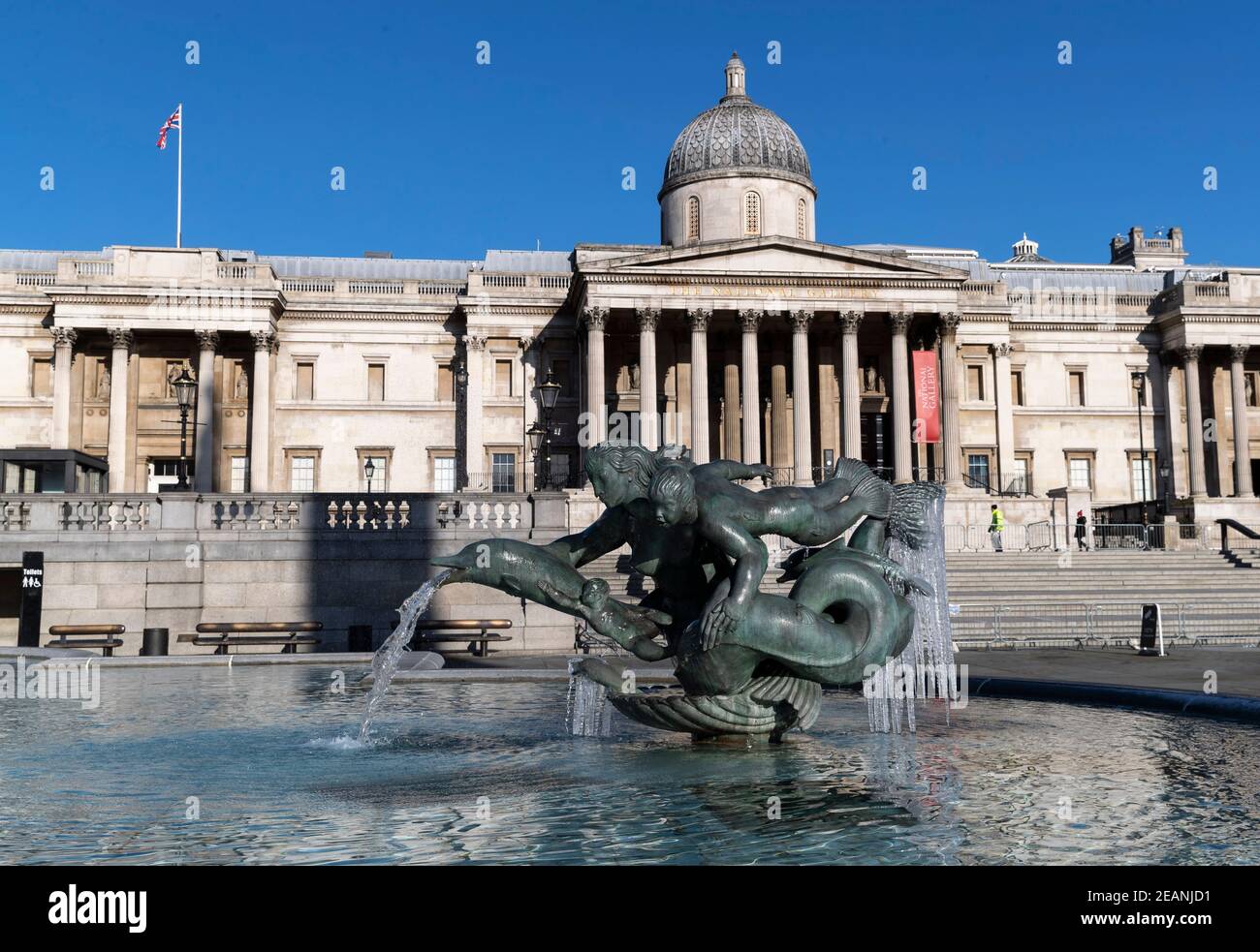London, Großbritannien. Februar 2021, 10th. Das am 10. Februar 2021 aufgenommene Foto zeigt Eiszapfen um Skulpturen am Brunnen am Trafalgar Square in London, Großbritannien. Storm Darcy hat in London seit mehreren Tagen Schnee gebracht. Quelle: Han Yan/Xinhua/Alamy Live News Stockfoto