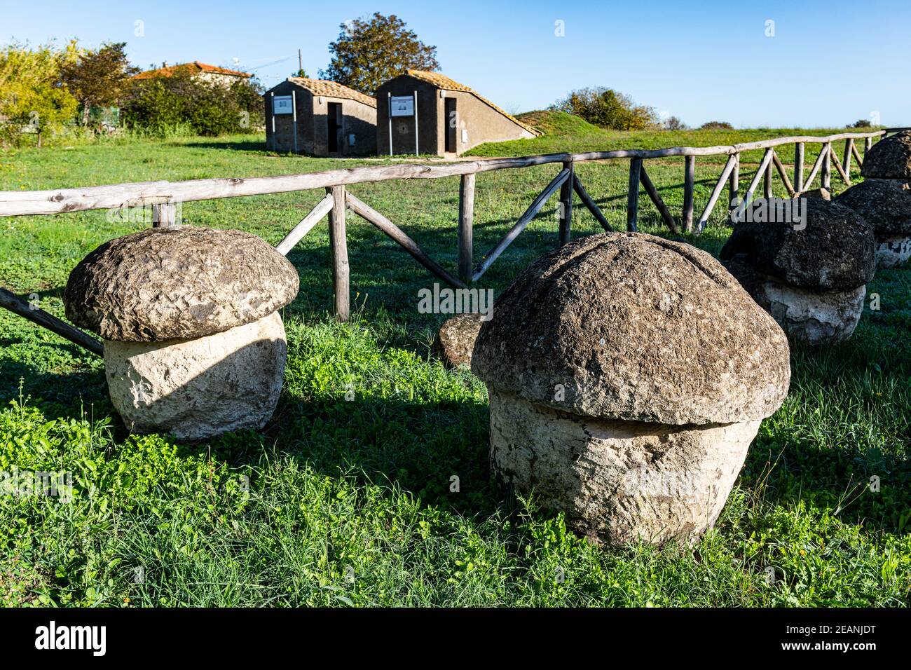 Kleine Hügel in der Nekropole von Tarchuna, UNESCO-Weltkulturerbe, Tarquinia, Viterbo, Latium, Italien, Europa Stockfoto