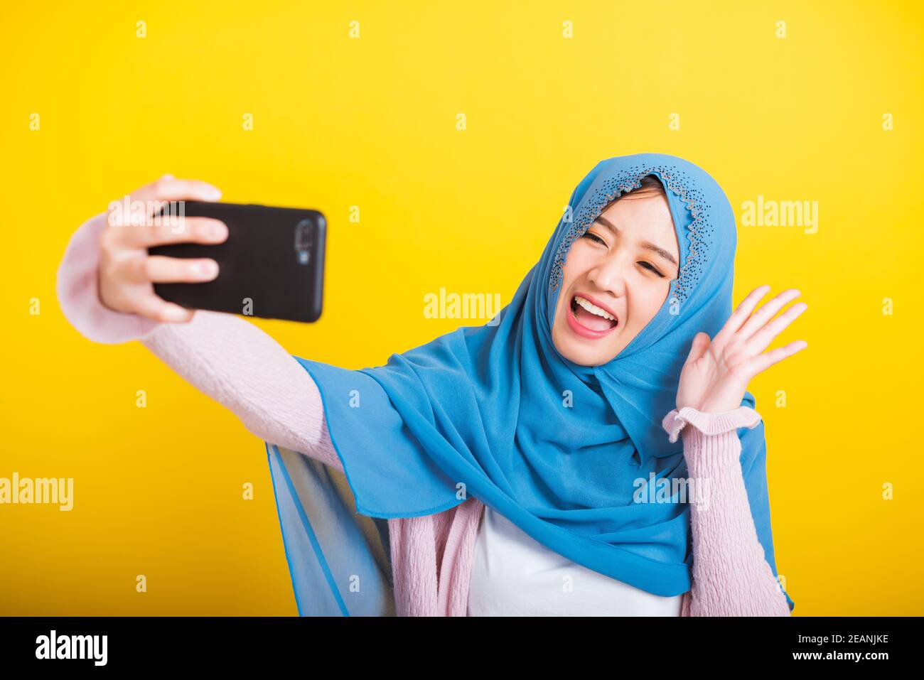 Asiatische Muslim arabischen Frau Islam tragen hijab Lächeln sie nehmen Selfie mit Smartphone machen Stockfoto