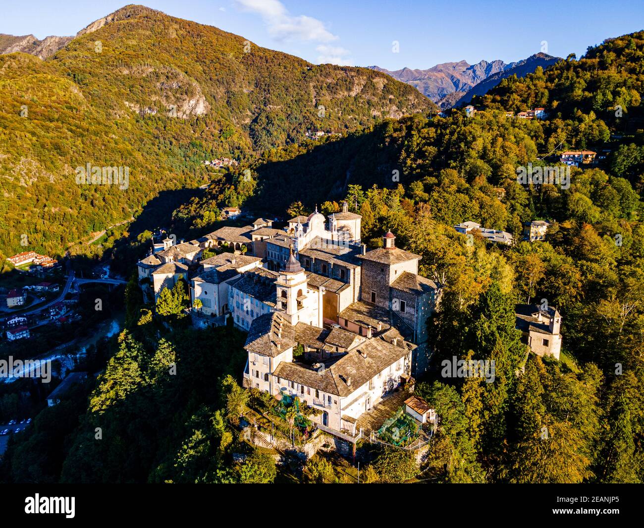 Luftaufnahme von Sacro Monte di Varallo, UNESCO-Weltkulturerbe, Piemont, Italien, Europa Stockfoto