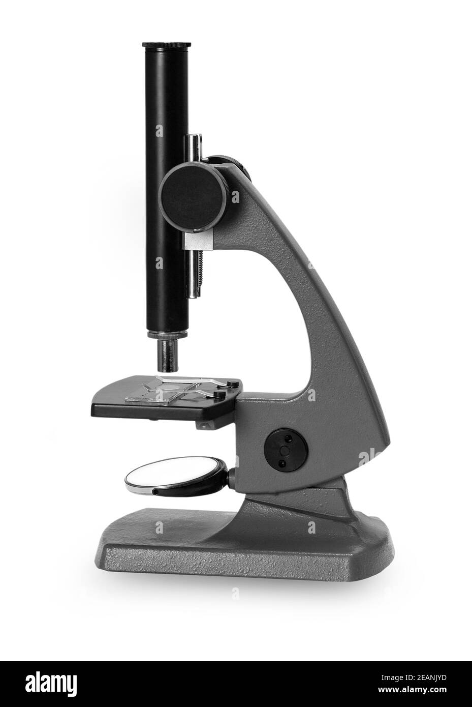 Altes Mikroskop auf weißem Hintergrund Stockfoto