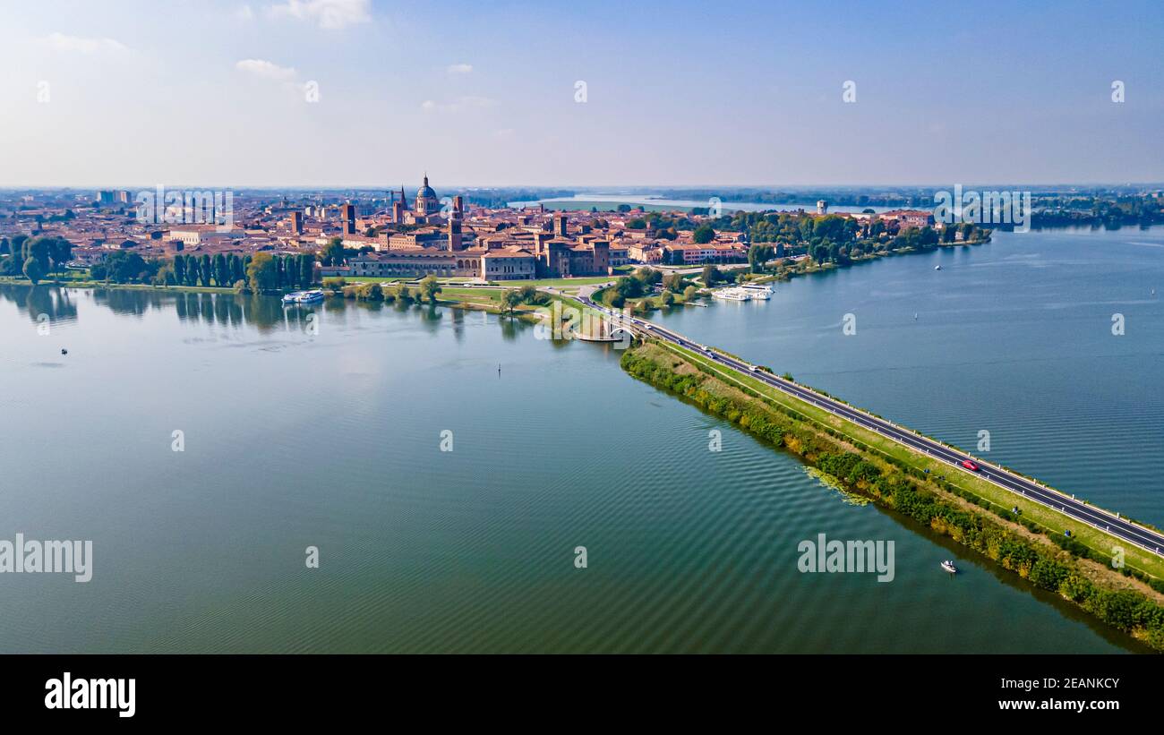 Luftaufnahme der Stadt Mantua, UNESCO-Weltkulturerbe, Lombardei, Italien, Europa Stockfoto