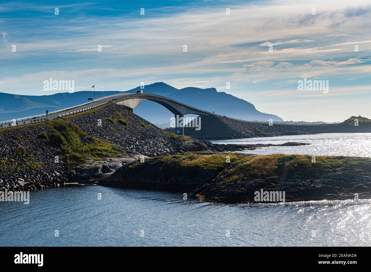 Brücke auf der Atlantikstraße, Region More Og Romsdal, Norwegen, Skandinavien, Europa Stockfoto