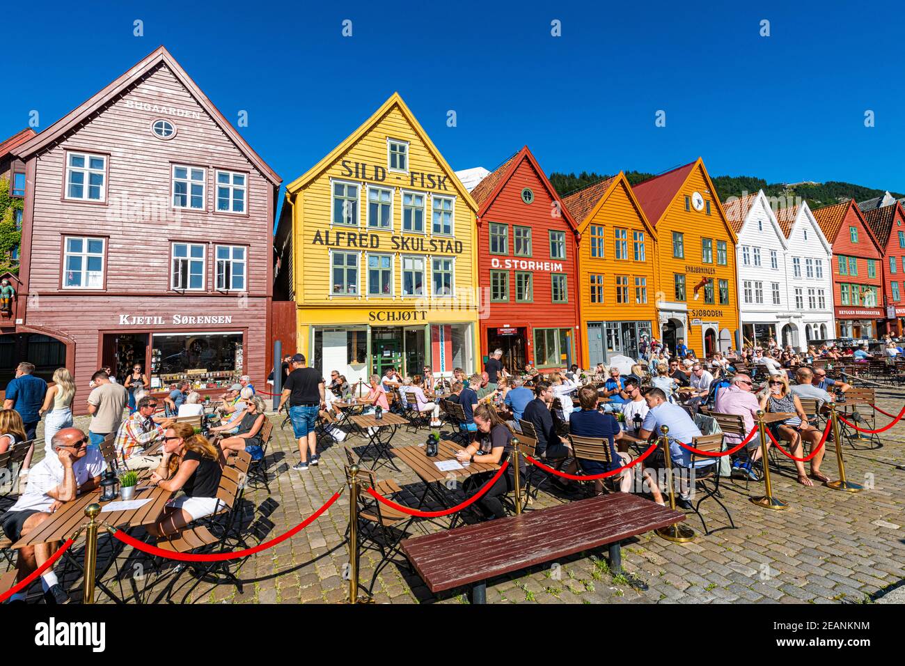 Open-Air-Cafés, Bryggen, Reihe von hanseatischen Gebäuden, UNESCO-Weltkulturerbe, Bergen, Norwegen, Skandinavien, Europa Stockfoto