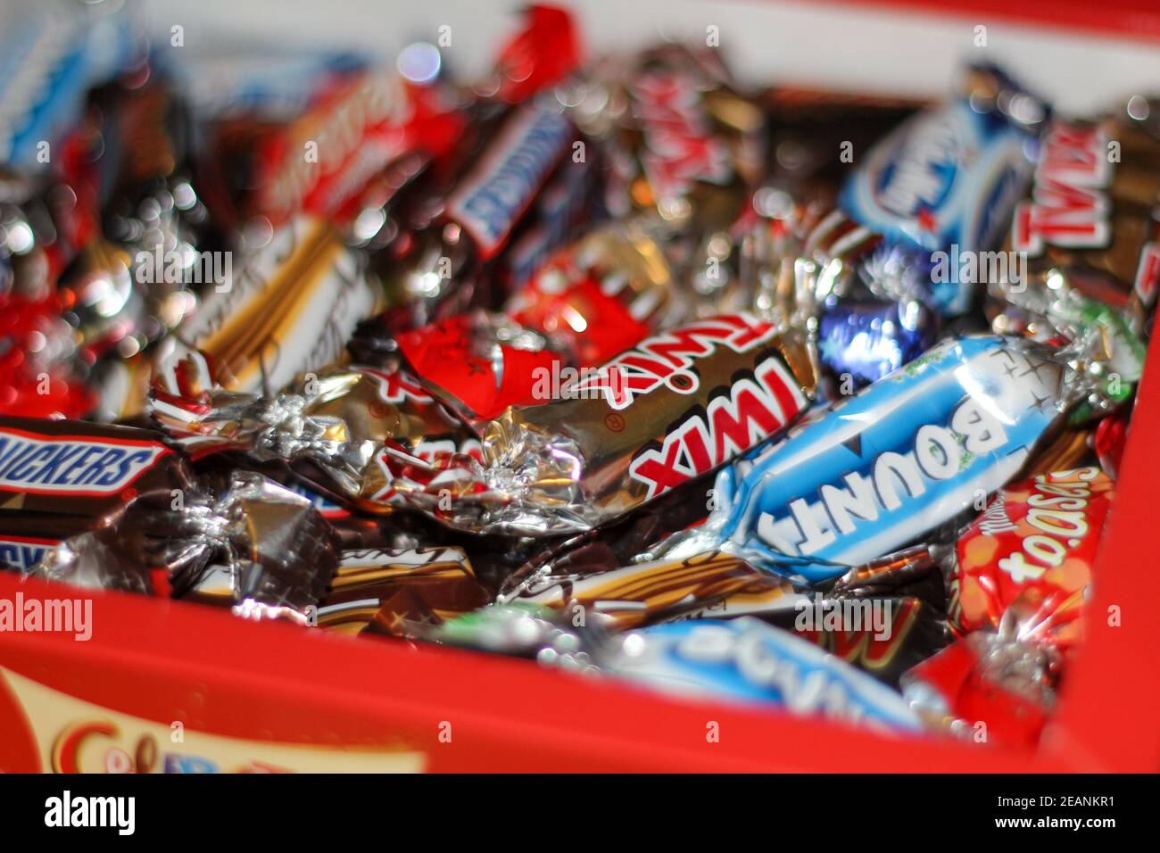 Eine Mischung aus Pralinen für Feierlichkeiten, die in Großbritannien in einer Geschenkschachtel für Feierlichkeiten verkauft werden. Malteser Teaser, Kopfgeld, Snickers, Galaxie, twix, mars Bar und Milchstraße Stockfoto