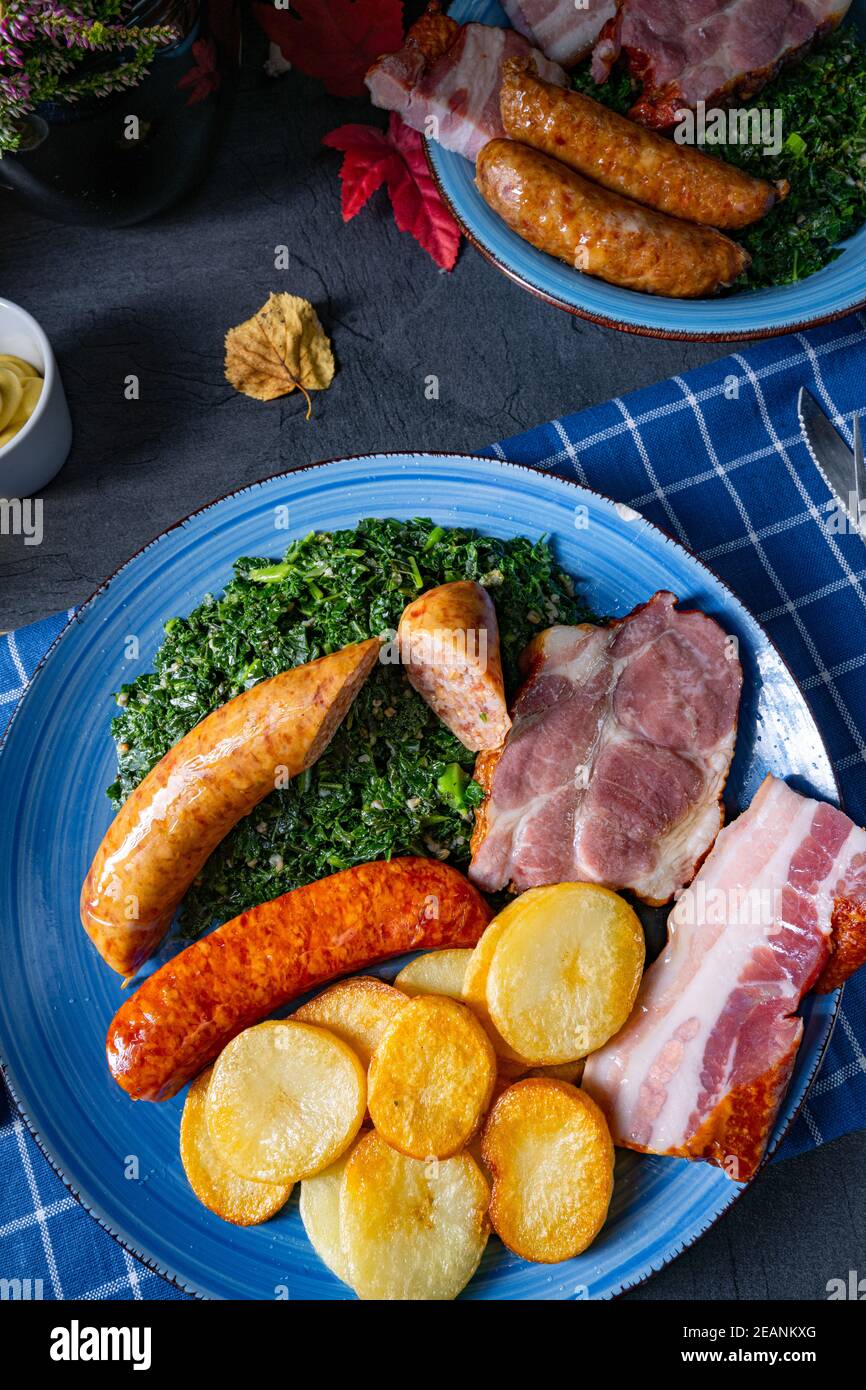 Köstlicher oldenburger Grünkohl mit Pinkelwurst Stockfoto