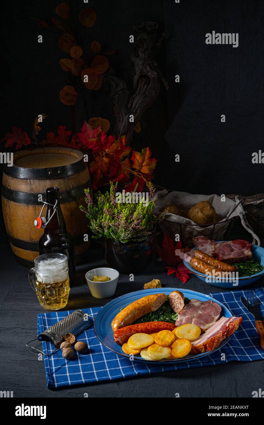 Köstlicher oldenburger Grünkohl mit Pinkelwurst Stockfoto