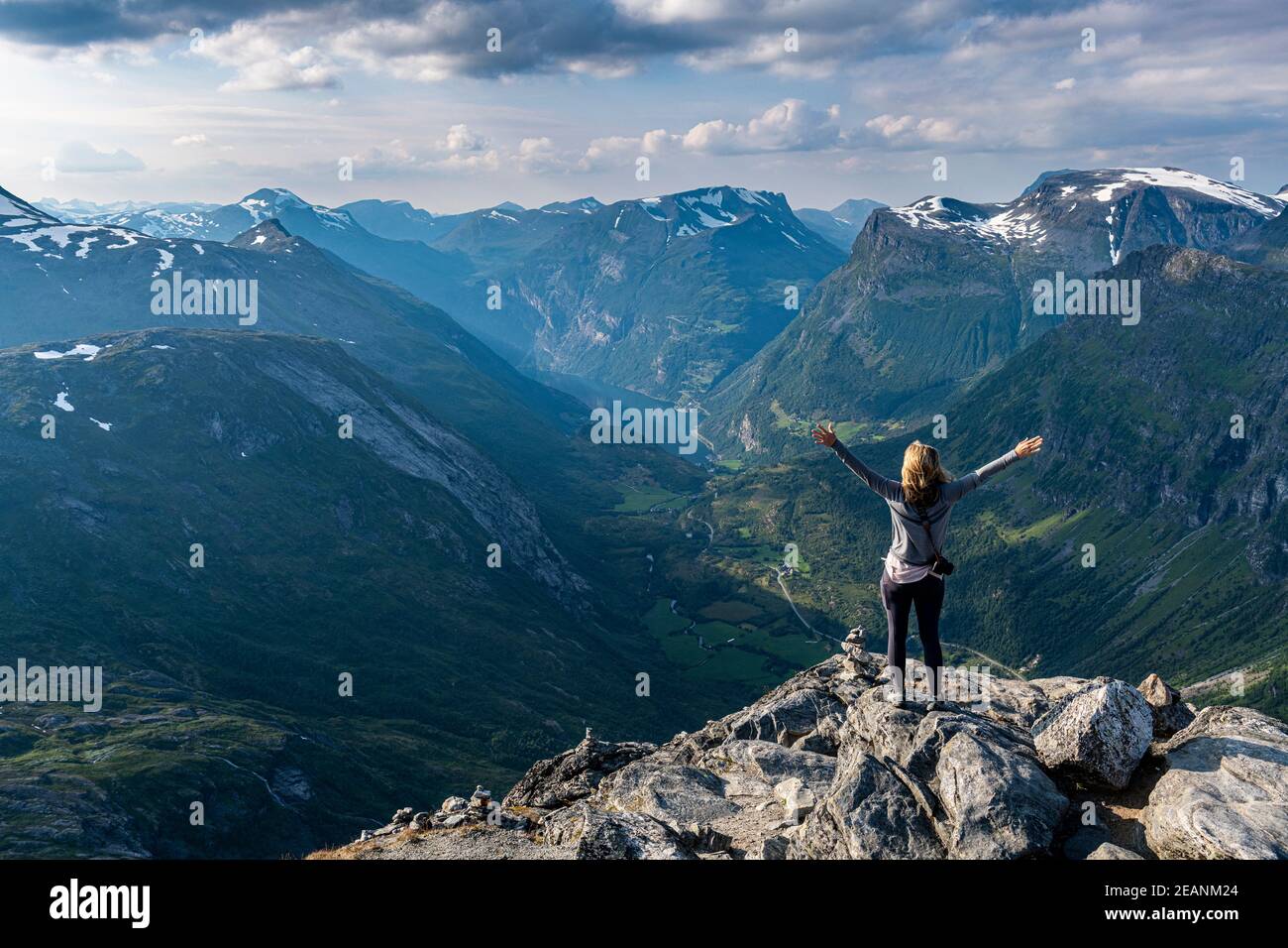 Frau am Dalsnibba Aussichtspunkt, Geirangerfjord, UNESCO Weltkulturerbe, Sunnmore, Norwegen, Skandinavien, Europa Stockfoto