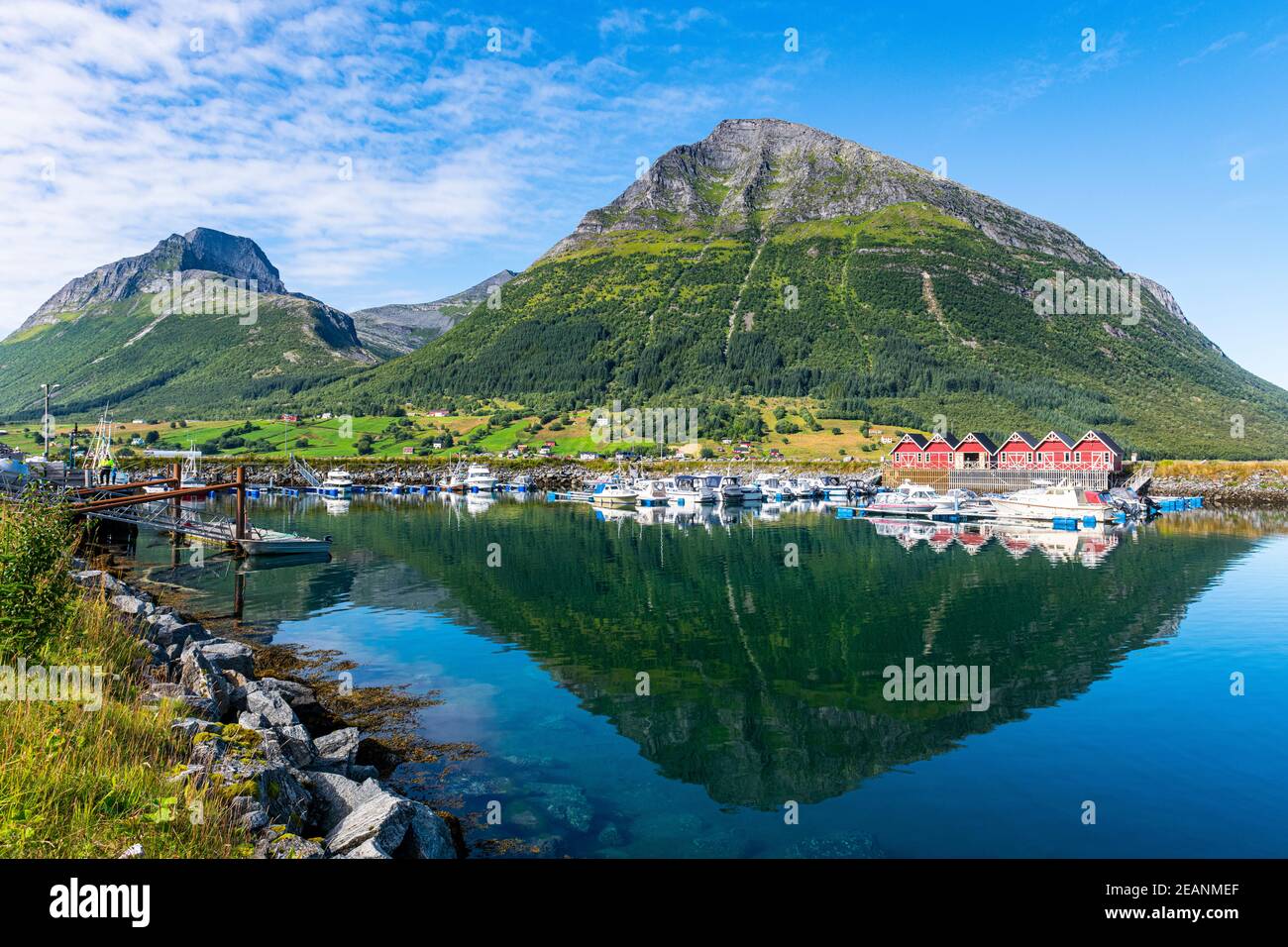 Berg im Wasser, Kystriksveien Coastal Road, Norwegen, Skandinavien, Europa Stockfoto