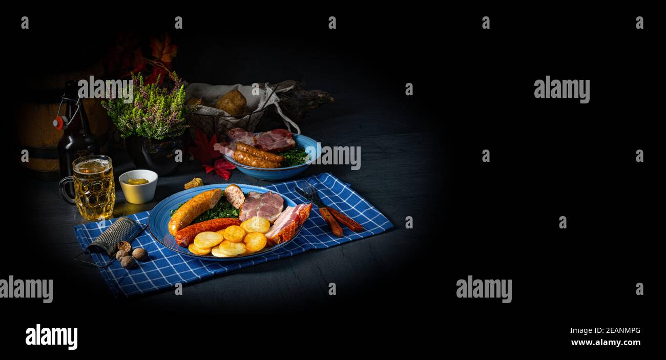 Köstlicher oldenburger Grünkohl mit Pinkelwurst Stockfoto