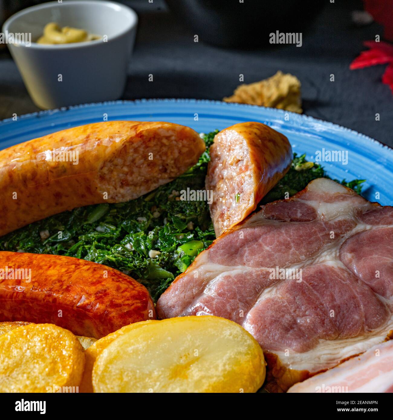 Köstlicher oldenburger Grünkohl mit Pinkelwurst Stockfoto