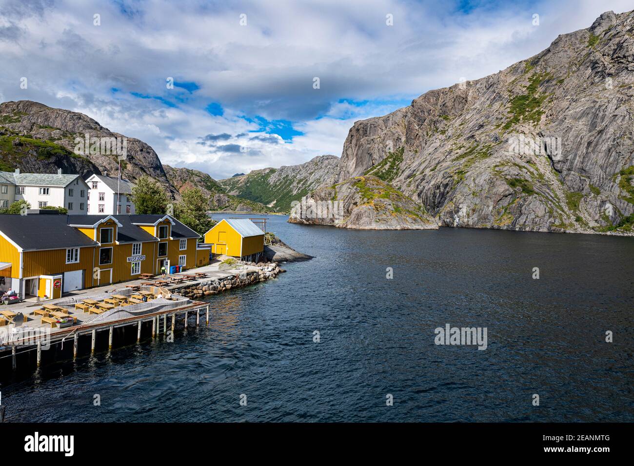 Hafen des kleinen Fischerdorfes Nusfjord, Lofoten, Nordland, Norwegen, Skandinavien, Europa Stockfoto