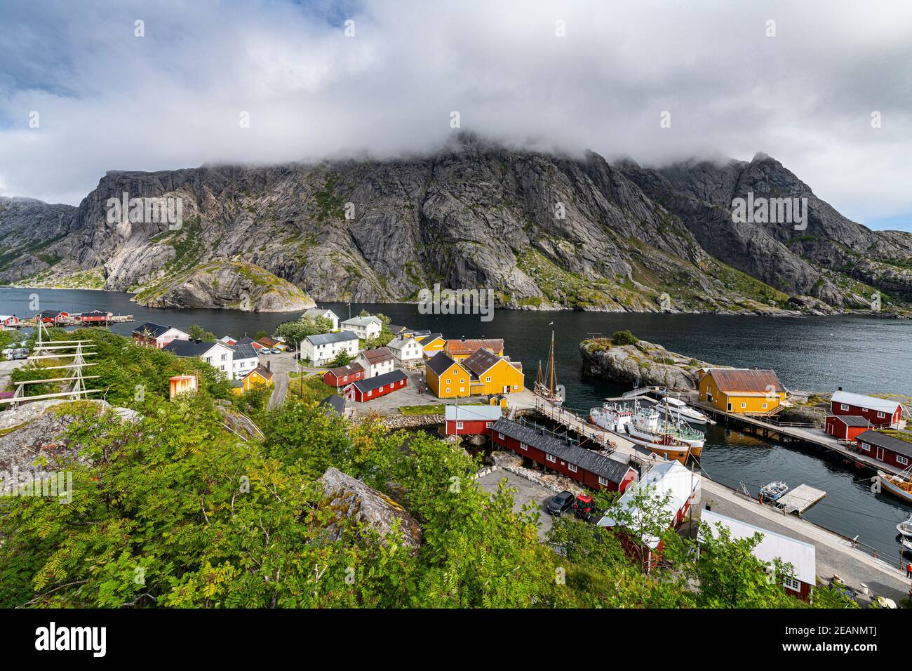 Blick über das kleine Dorf Nusfjord, Lofoten, Nordland, Norwegen, Skandinavien, Europa Stockfoto
