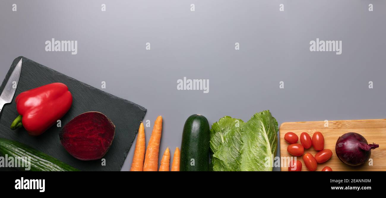 Gesundes Gemüse auf grauem Hintergrund mit Kopierplatz. Banner Online Shop Konzept. Stockfoto