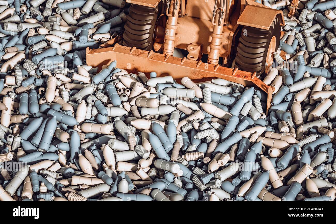 Bulldozer, die Tausende von leeren Plastikflaschen bewegt. Stockfoto