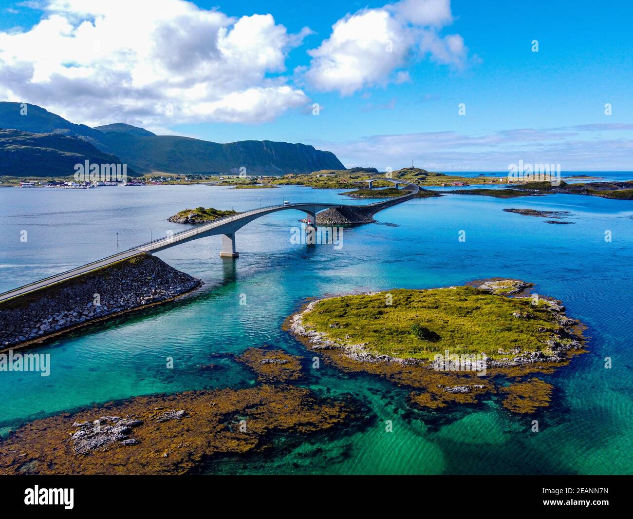 Luftaufnahme der Fredvang Bro Brücke, Ramberg, Lofoten, Nordland, Norwegen, Skandinavien, Europa Stockfoto