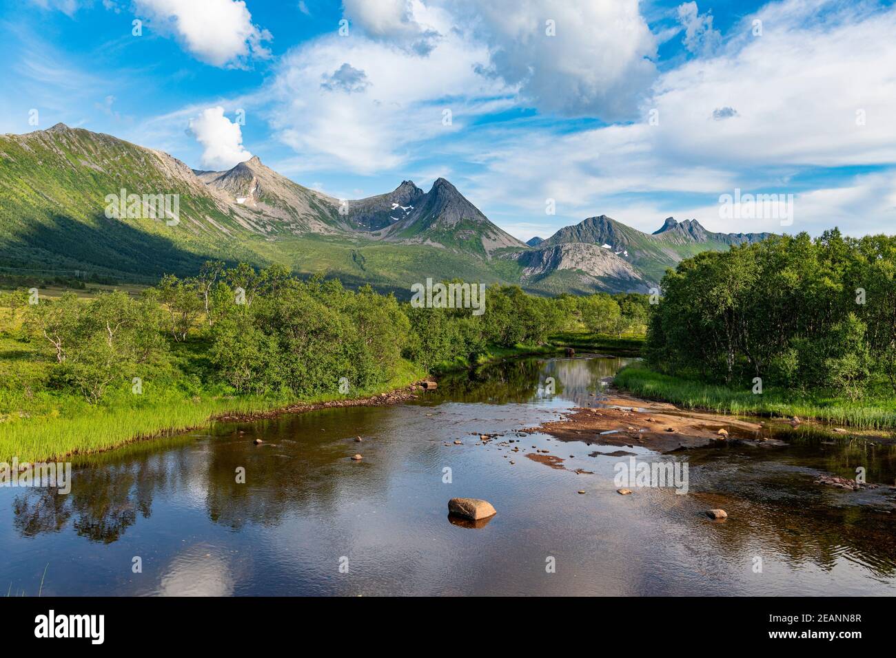 Schöner Fluss in den Bergen von Andenes, Senja malerische Straße, Norwegen, Skandinavien, Europa Stockfoto
