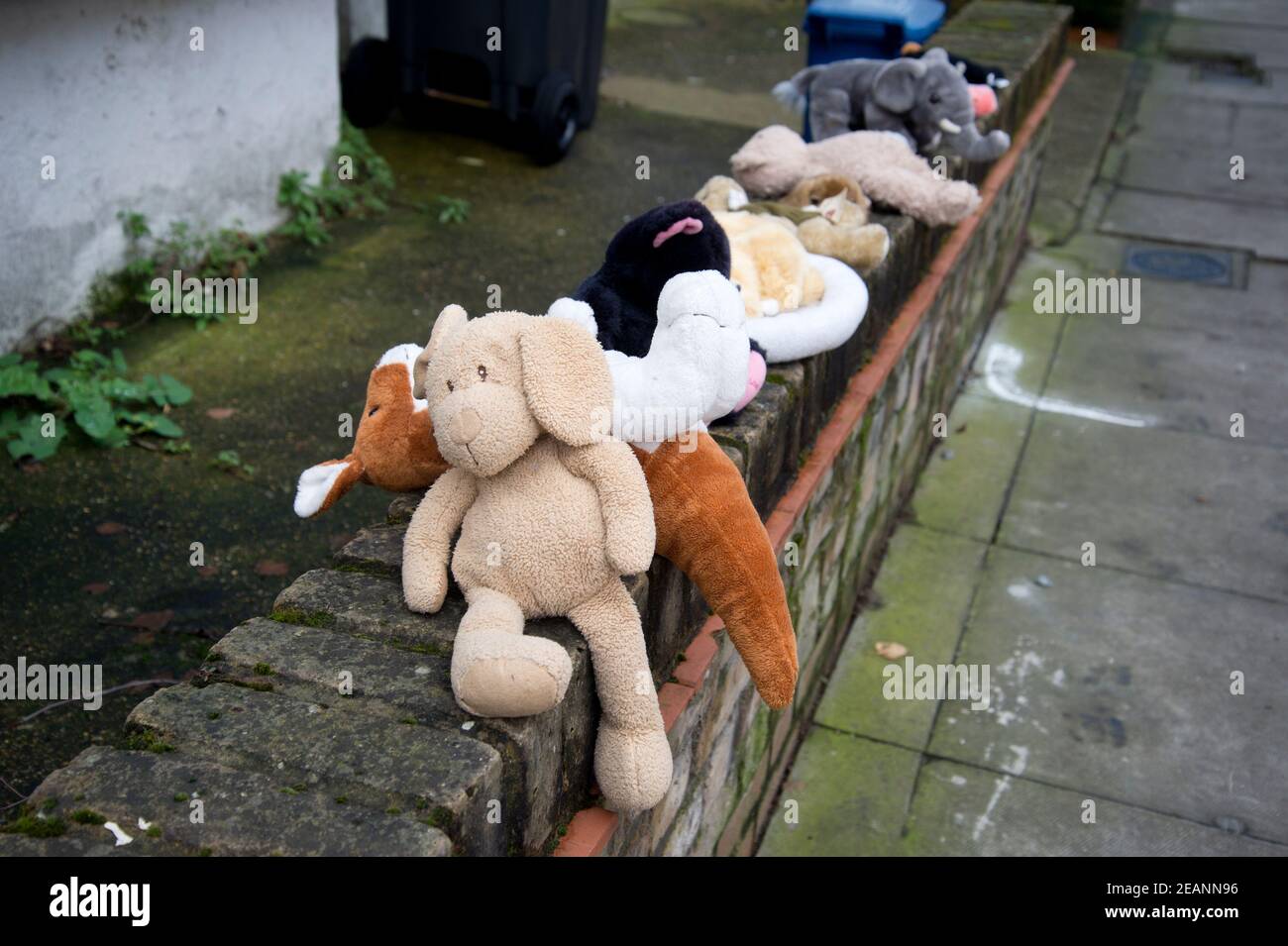 Februar in Hackney. Ellingfort Road. Kuscheltiere an der Wand. Stockfoto