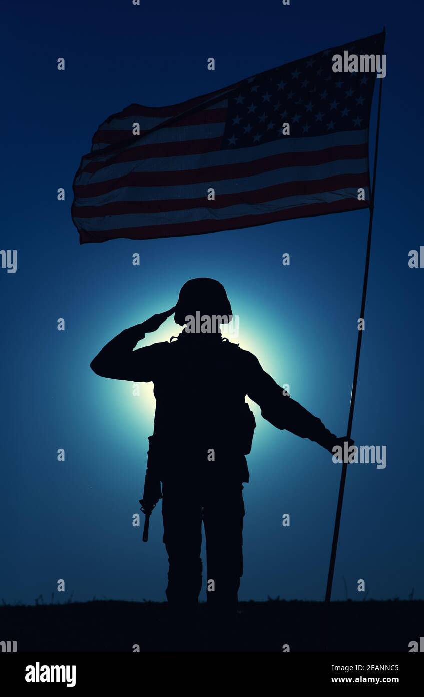 Silhouette von salutieren US-Armee Soldat mit Flagge Stockfoto