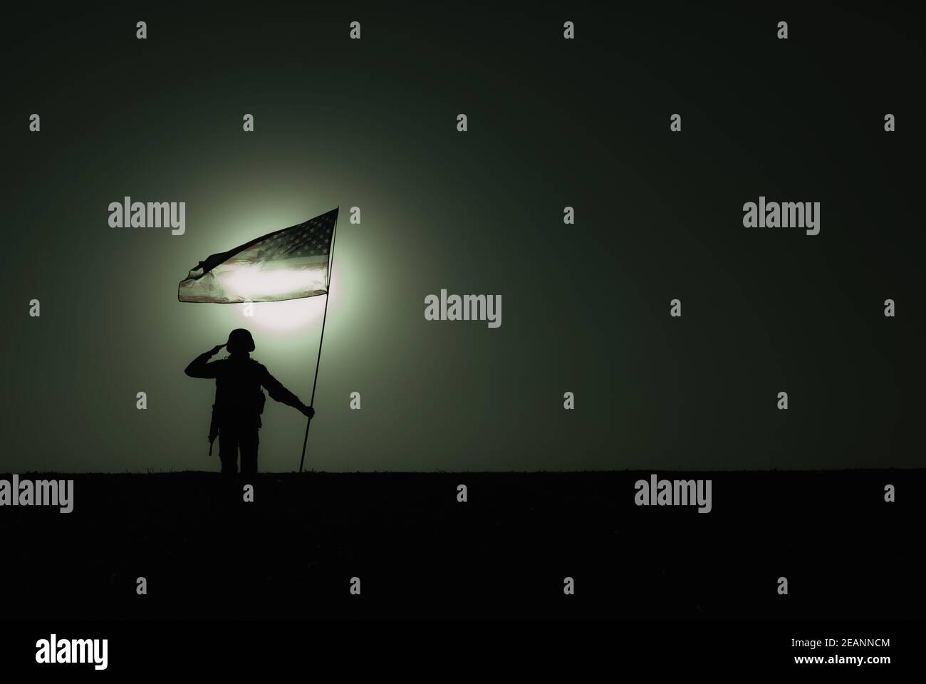 Silhouette von salutieren US-Armee Soldat mit Flagge Stockfoto