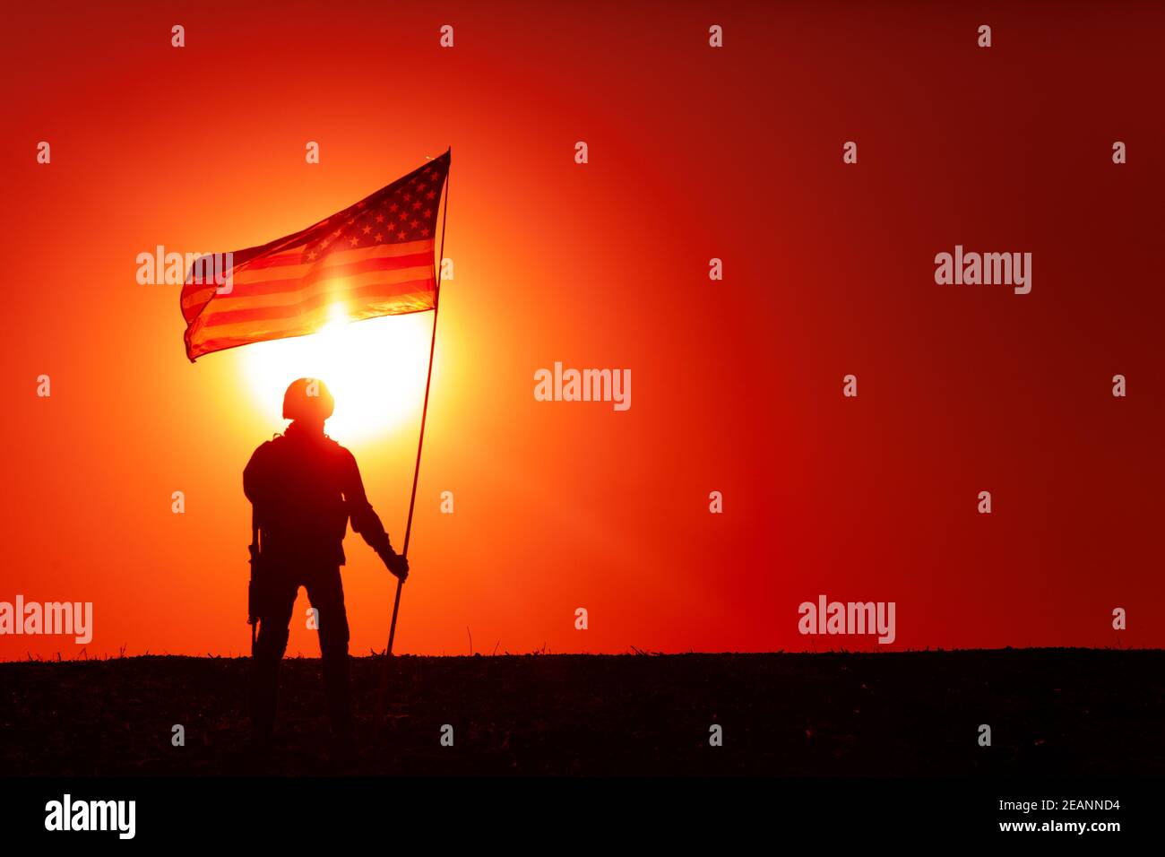 Amerikanische Soldaten mit Nationalflagge Silhouette Stockfoto