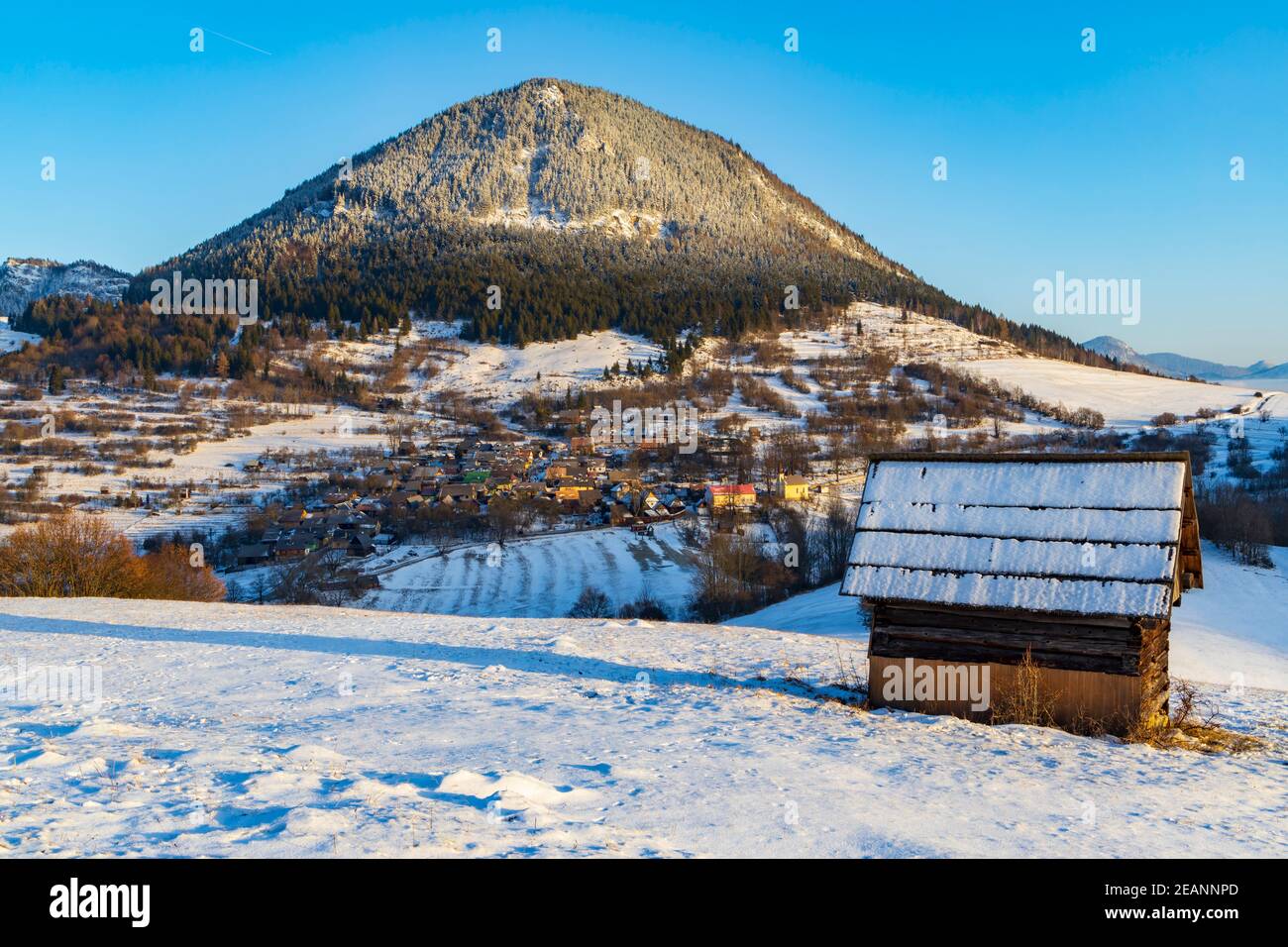 Sidirovo Hügel mit Vlkolinec Dorf UNESCO-Website, Velka Fatra Berge, Slowakei Stockfoto