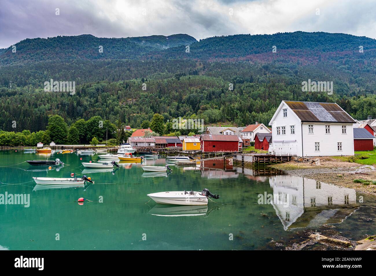 Kleine Boote im Hafen von Solvorn, Norwegen, Skandinavien, Europa Stockfoto