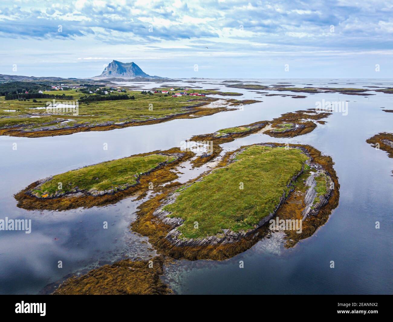 Luftaufnahme der zerklüfteten Küste des UNESCO-Weltkulturerbes, des Vega-Archipels, Norwegens, Skandinaviens, Europas Stockfoto