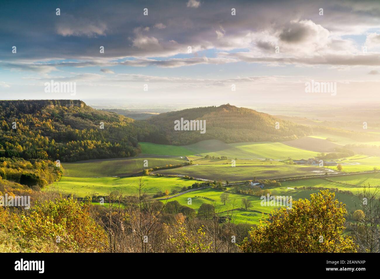 Dramatisches Wetter und Himmel über dem Tal von York von Sutton Bank, den North Yorkshire Moors, Yorkshire, England, Großbritannien, Europa Stockfoto