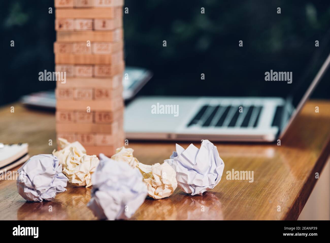 Business-Spiel Holzblock Turm mit Papier zerknittert scheitern Stockfoto