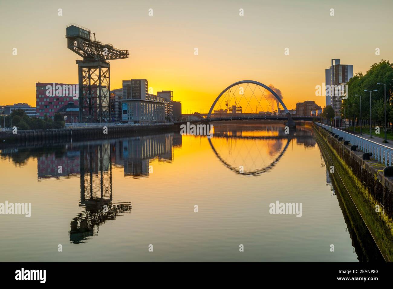 Sonnenaufgang über dem Fluss Clyde, Finnieston Crane, Clyde Arc (Squinty) Bridge, Glasgow, Schottland, Vereinigtes Königreich, Europa Stockfoto