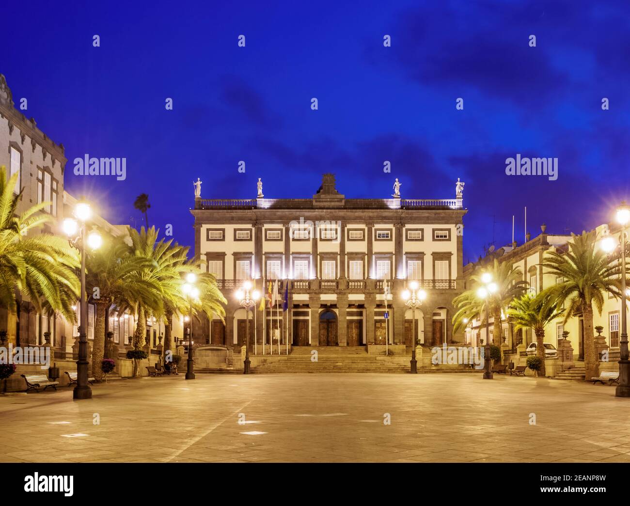 Rathaus in der Abenddämmerung, Plaza de Santa Ana, Las Palmas de Gran Canaria, Gran Canaria, Kanarische Inseln, Spanien, Atlantik, Europa Stockfoto