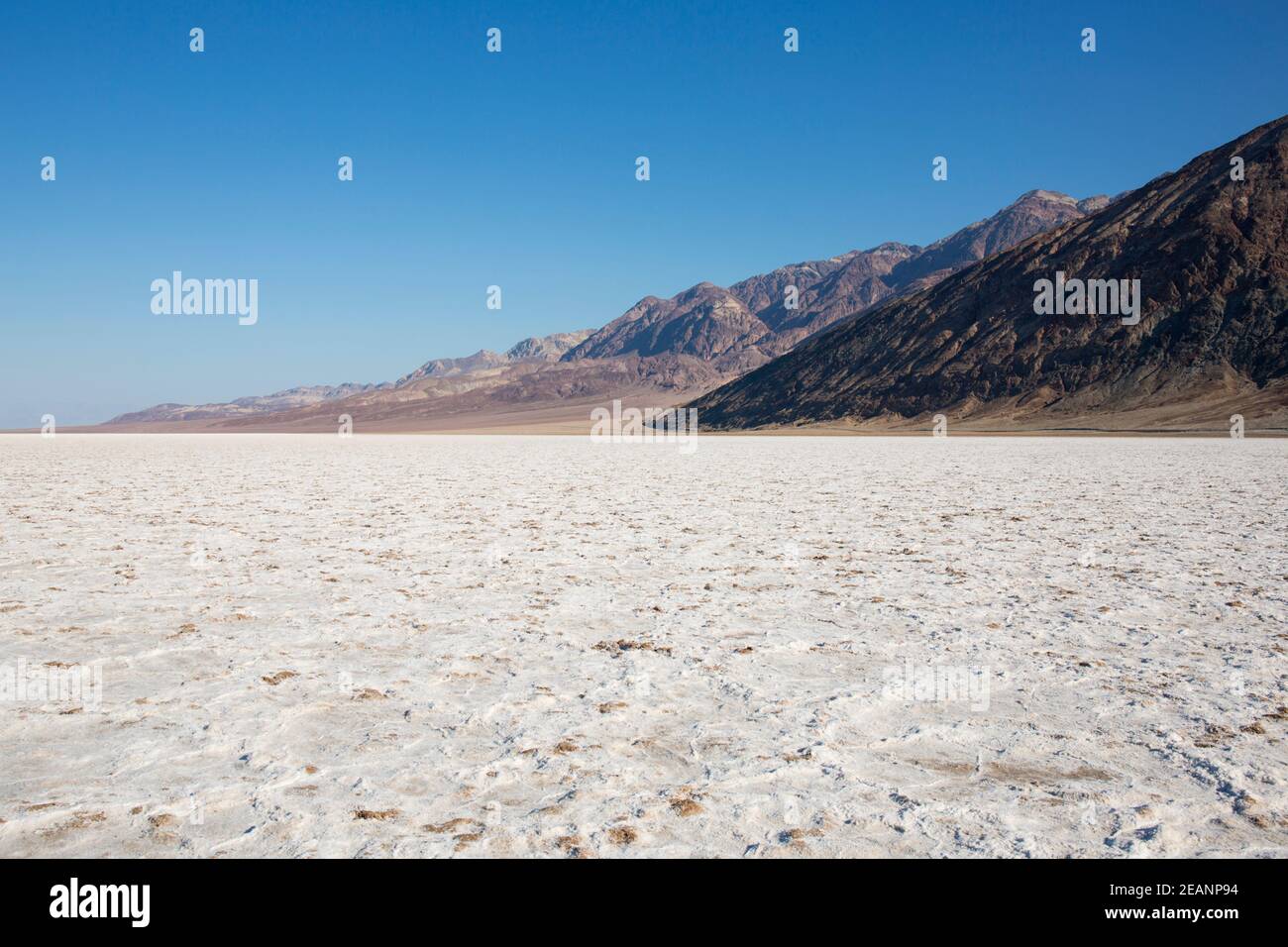 Blick über weite Salzflächen zu den Black Mountains, Badwater Basin, Death Valley National Park, Kalifornien, USA Stockfoto