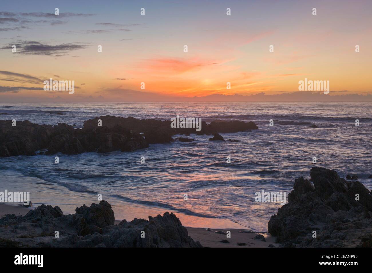 Blick über den Pazifik von der felsigen Küste der Monterey Halbinsel, Sonnenuntergang, Pacific Grove, Monterey, Kalifornien, USA Stockfoto