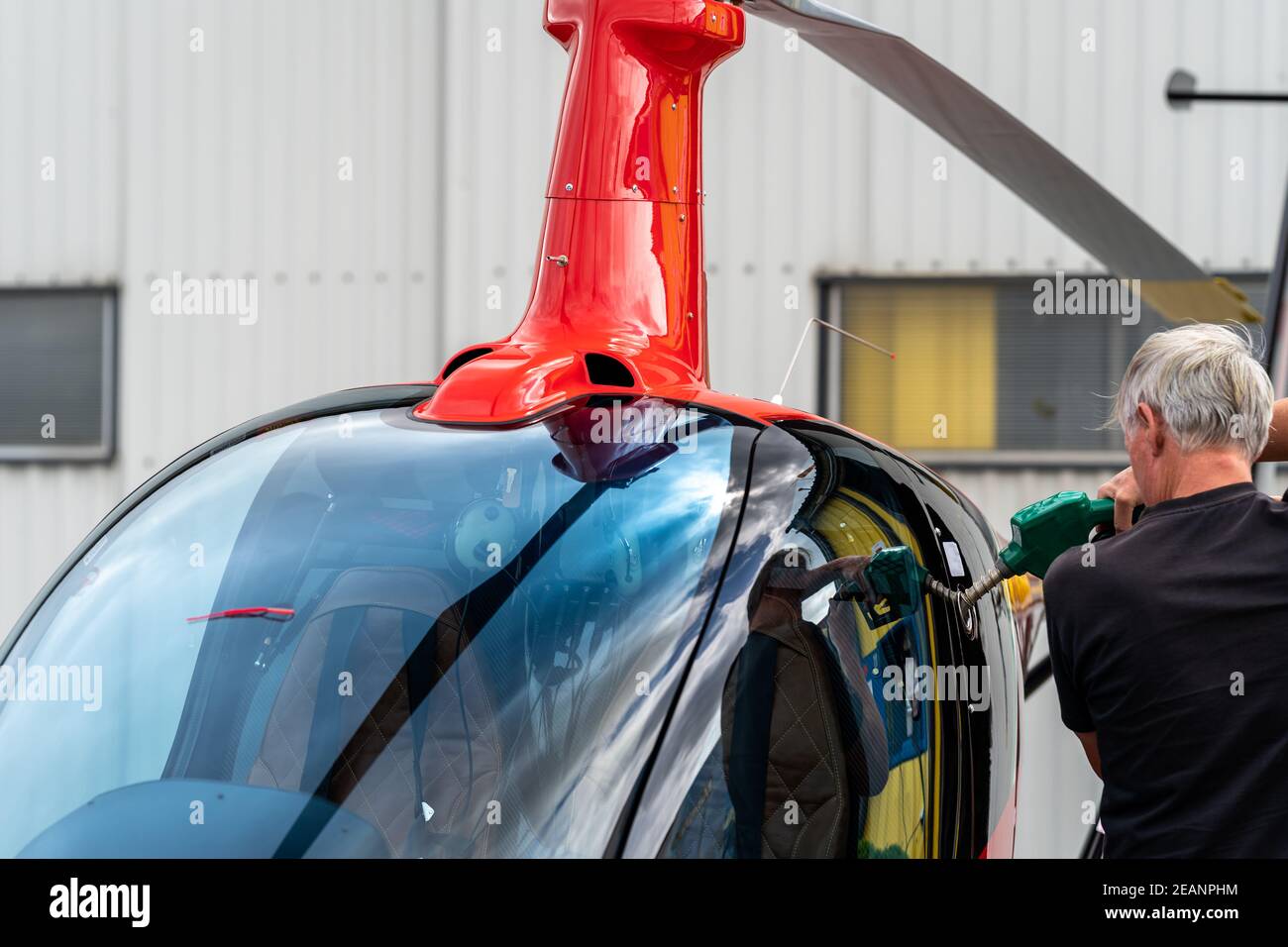 Tanken eines kleinen privaten Hubschraubers Stockfoto