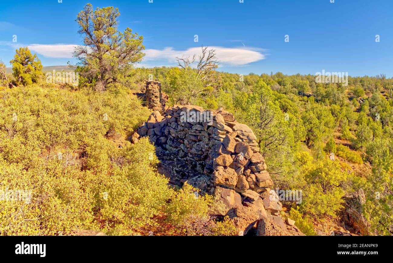 Die bröckelnden Mauern alter indischer Ruinen entlang des Südrands des Rattlesnake Canyon in der Nähe des historischen Chavez Trail, Arizona, USA Stockfoto