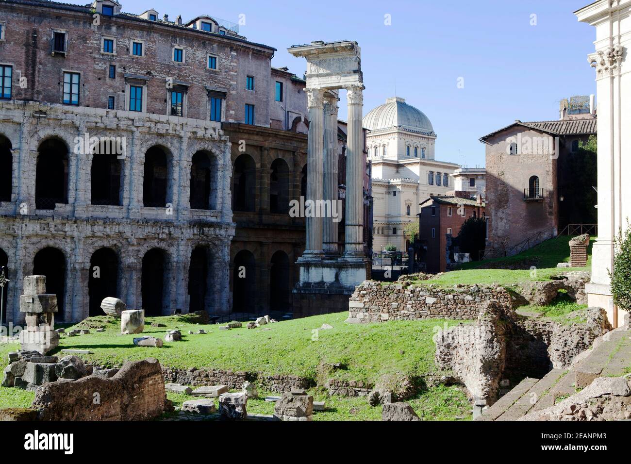 Teatro di Marcello (Theater des Marcellus), die Säule des Apollotempels und die quadratische Kuppel der Synagoge, Rom Stockfoto