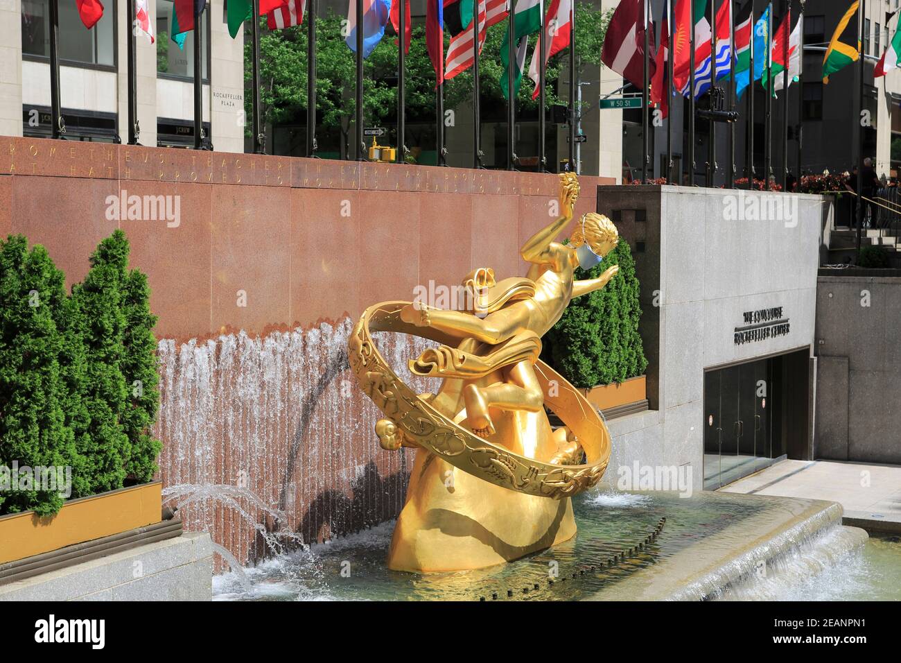 Prometheus Statue trägt Maske während Coronavirus, Covid-19 Pandemie, Rockefeller Center, Plaza, Manhattan, New York City, Vereinigte Staaten von Amerika Stockfoto
