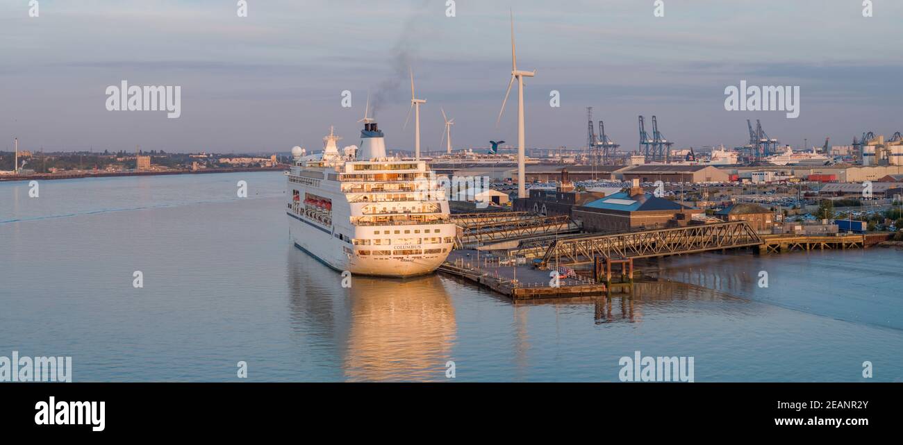 London Cruise Terminal, MV Columbus Kreuzfahrtschiff, Tilbury, Hafen von London, Themse, Essex, England, Vereinigtes Königreich, Europa Stockfoto